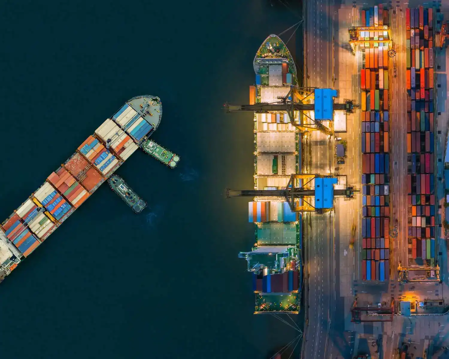 Containerhafen mit Containerschiff – Der CBAM verschärft den Warenimport in die EU durch eine CO2-Steuer