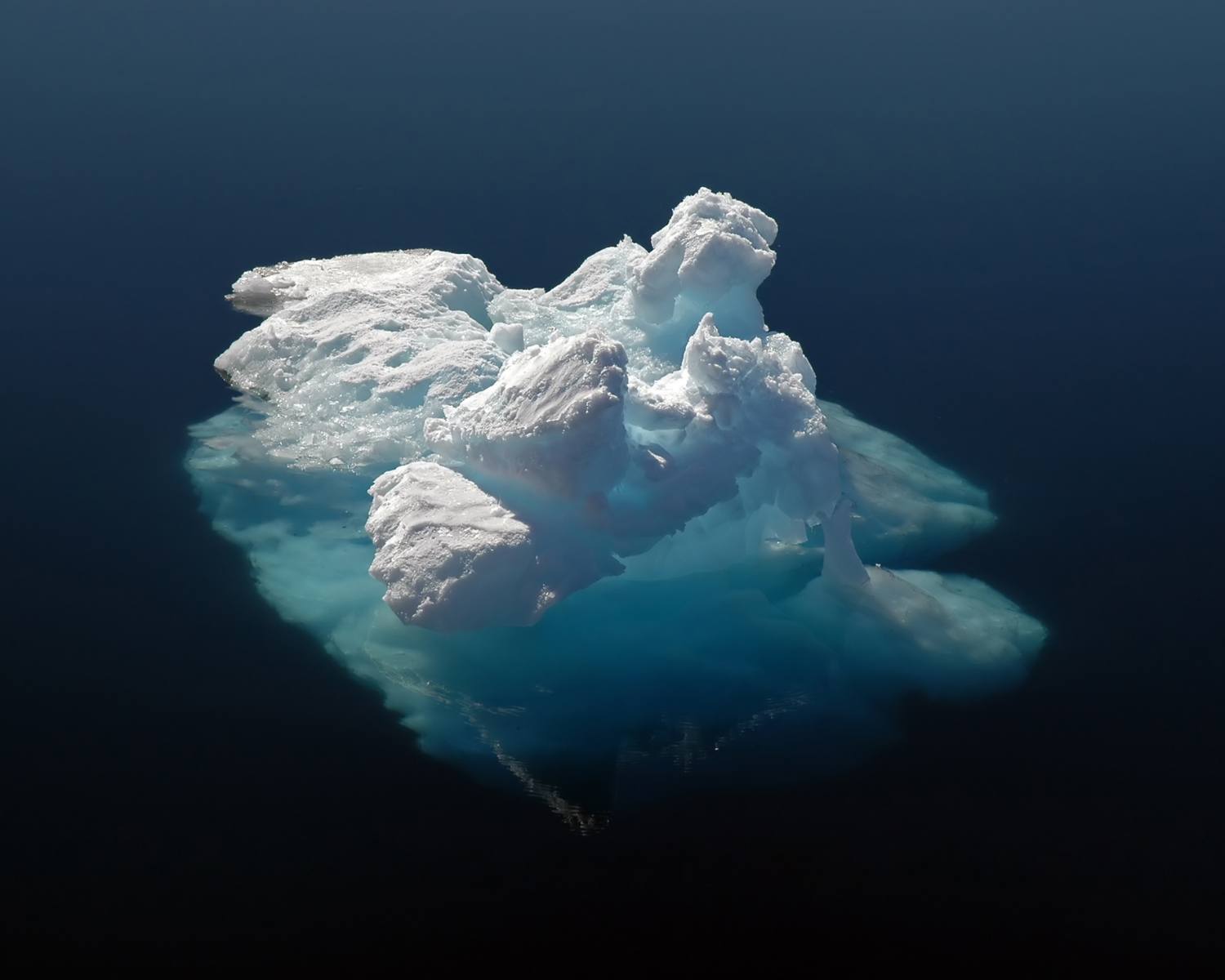 Schmelzender Eisberg im Wasser als Symbol für die Klimastrategie