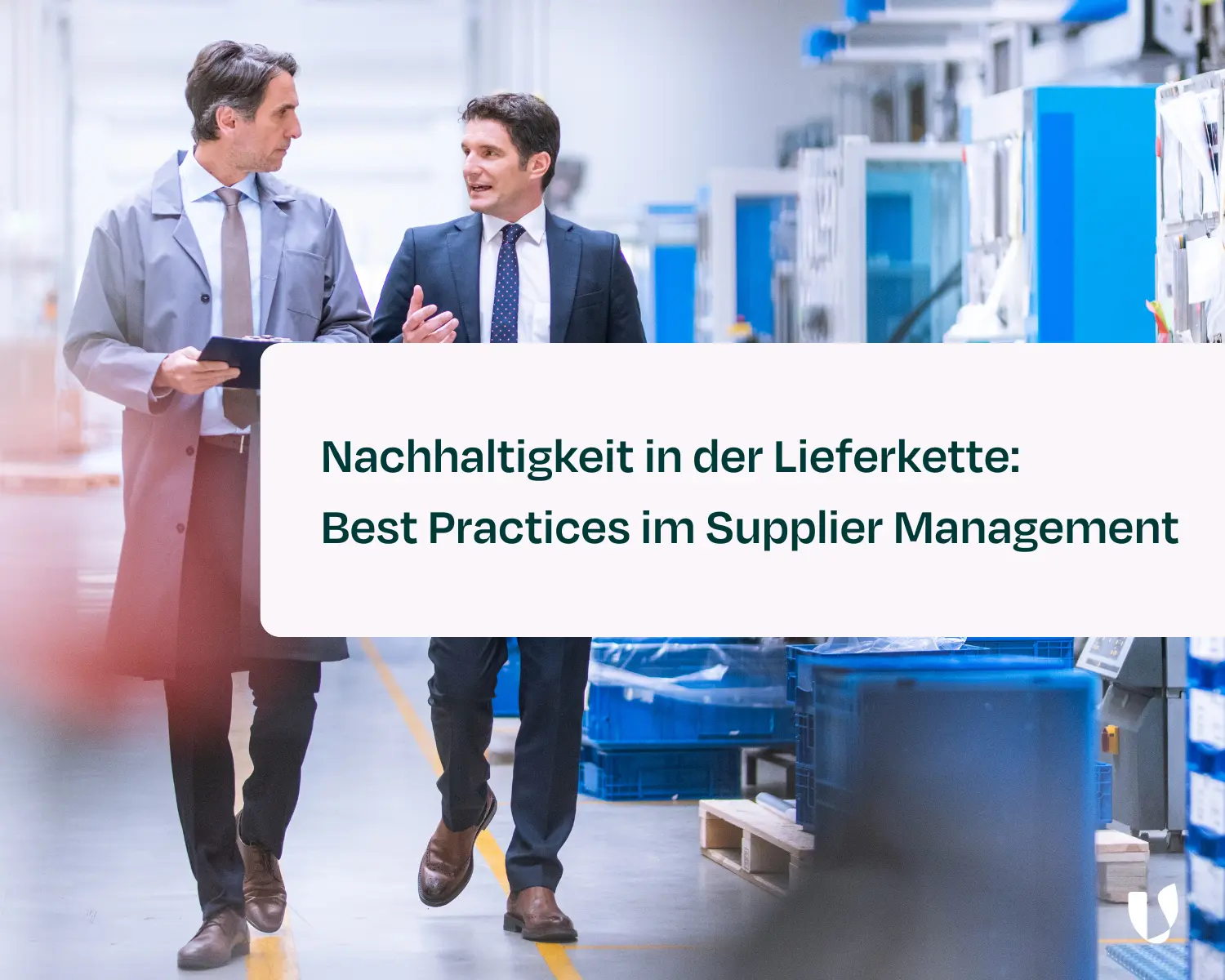 Ein Mann führt einen anderen durch eine Fabrikhalle. Symbolbild für Lieferantenbeziehungen. Darauf der Text: Nachhaltigkeit in der Lieferkette – Best Practices im Supplier Management