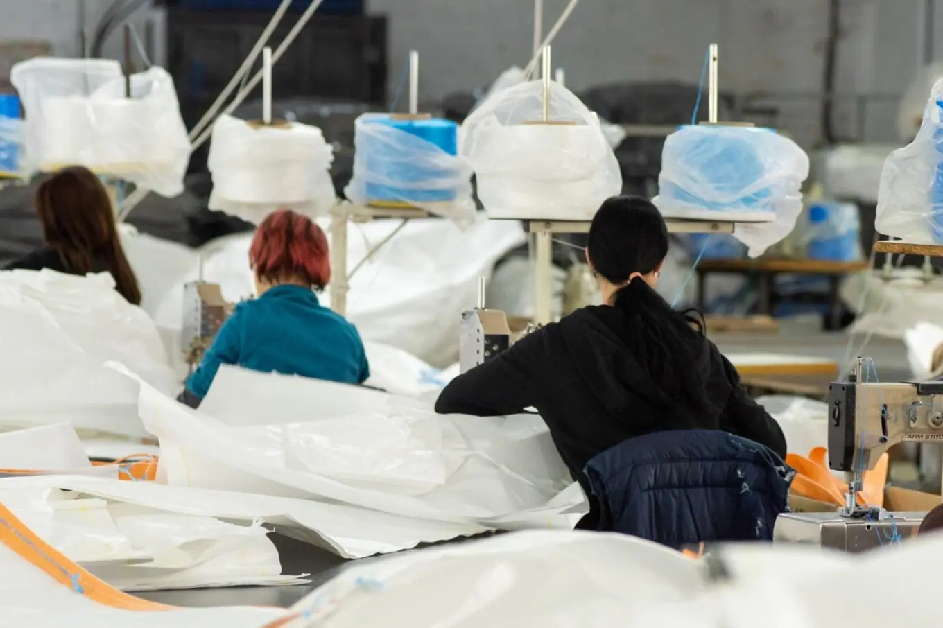 Zwangsarbeit-Verordnung: Das Wichtigste in Kürze Näherinnen in einer Textilfabrik – Symbolbild für die Zwangsarbeit-Verordnung für Lieferketten