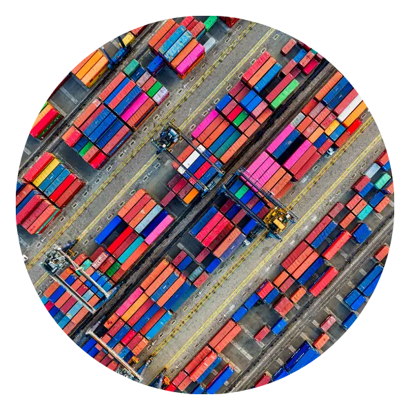 Container an einem Verteilpunkt, die deutlich machen, wie vernetzt und komplex Lieferketten heute sind.
